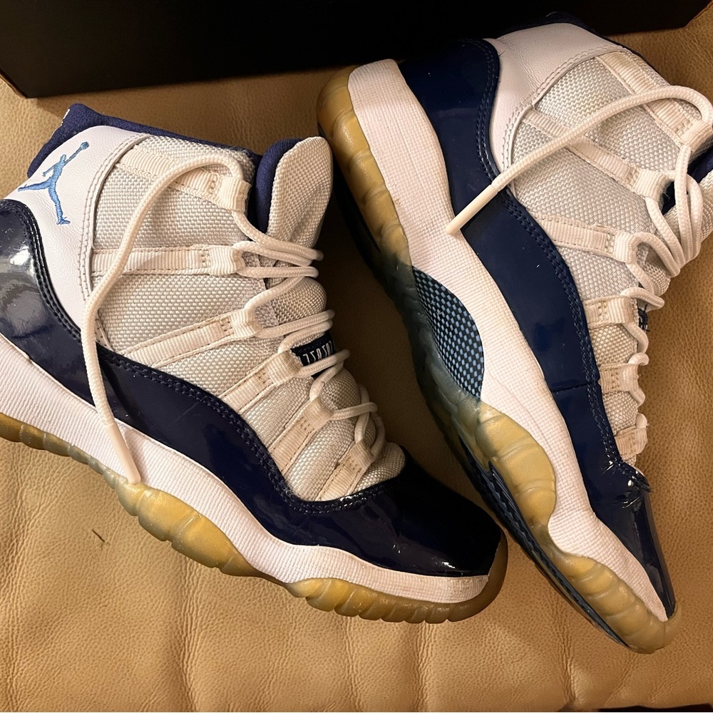 Jordan Kids Sneakers in Navy and White